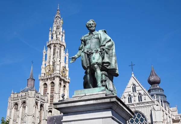 Antwerp - Statue of painter P. P. Rubens and tower of cathedral by Willem Geefs (1805-1883) — Stock Photo, Image