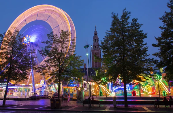 LEUVEN - SEPTEMBER 3: Amusement park on Monseigneur Ladeuzeplein - square in evening dusk on Sepetember 3, 2013 in Leuven, Belgium. — Stock Photo, Image