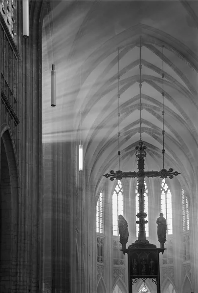 LEUVEN - SEPTEMBER 3: Presbytery and cross of st. Peters gothic cathedral and rays of morning sun in Sepetember 3, 2013 in Leuven, Belgium. — Stock Photo, Image