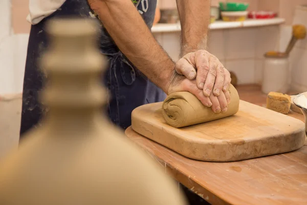 仕事で陶工の手 — ストック写真