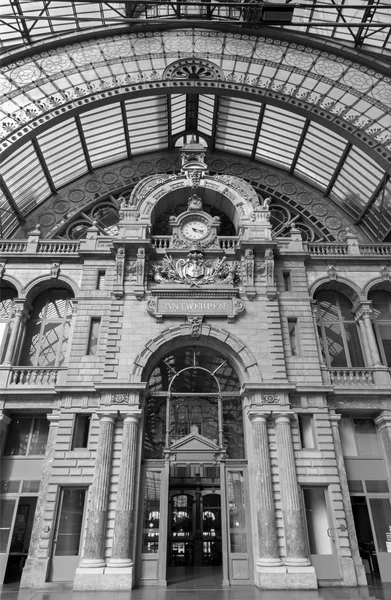 ANTWERP - SEPTEMBER 4: Indoor of Central Station. Building was constructed between 1895 and 1905 on September 4, 2013 in Antwerp, Belgium — Stock Photo, Image