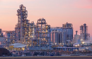 akşam alacakaranlıkta petrol rafinerisi schwechat, Avusturya
