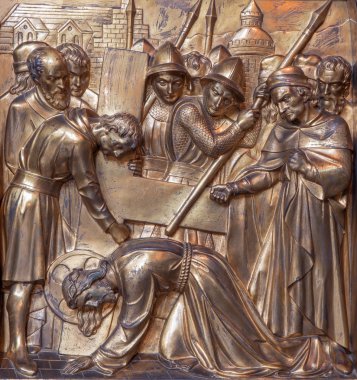 Antwerp, Belçika - 5 Eylül: haçın altına İsa sonbahar. joriskerk veya st metal kabartma. Anvers 5 Eylül 2013 tarihinde George kilisesi, belçika