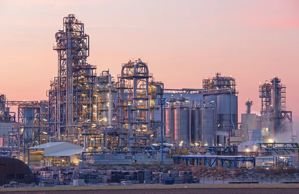 Raffineria di petrolio Schwechat in Austria al tramonto della sera — Foto Stock