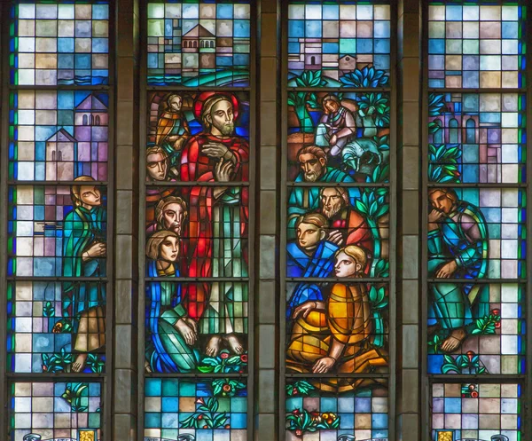 BRUSSELS - JUNE 22: Learning of Jesus from windowpane of National Basilica of the Sacred Heart built between years 1919 - 1969 on June 22, 2012 in Brussels. — Stock Photo, Image