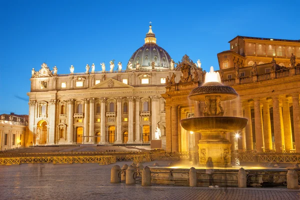 Rome st. peter s basilikan och pelargången med fontänen av carlo maderno 1612 i kväll — Stockfoto