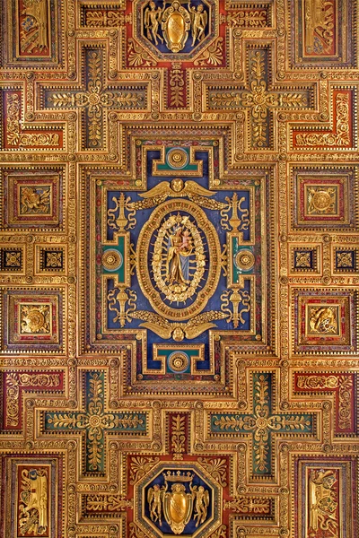 ROME - MARCH 21: Carved renaissance ceiling of church Santa Maria Aracoeli on March 21, 2012 in Rome. — Stock Photo, Image