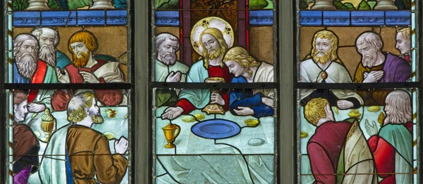 MECHELEN, BÉLGICA - 6 DE SEPTIEMBRE: Última cena desde el cristal de la ventana en la catedral de St. Rumbold el 6 de septiembre de 2013 en Malinas, Bélgica . — Foto de Stock