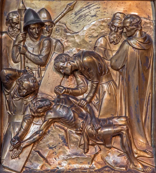 ANTWERP, BÉLGICA - 5 DE SEPTIEMBRE: Jesús es clavado en la cruz. Relieve metálico de Joriskerk o de la iglesia de San Jorge el 5 de septiembre de 2013 en Amberes, Bélgica —  Fotos de Stock