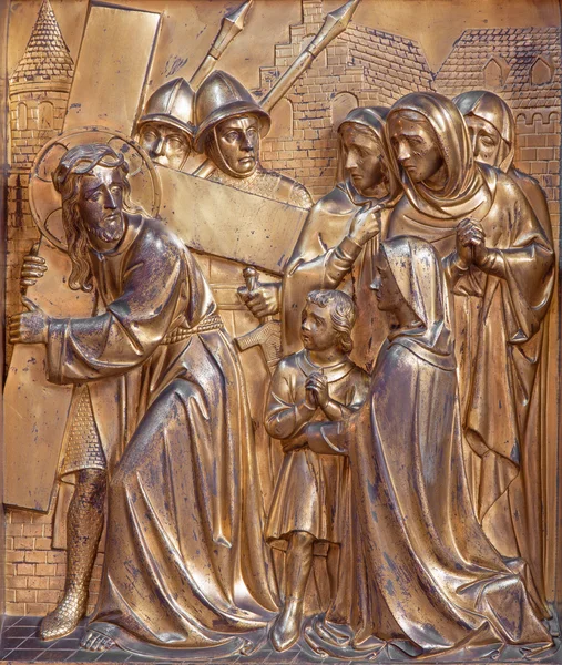 ANTWERP, BELGIUM - SEPTEMBER 5: Jesus meets the women of Jerusalem, Metal relief from Joriskerk or st. George church on September 5, 2013 in Antwerp, Belgium — Stock Photo, Image