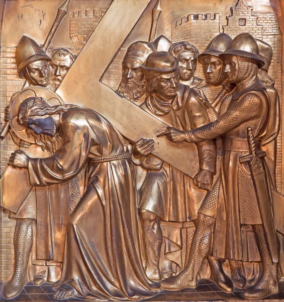 Antwerpen, België - 5 september: simon of simon van cyrene helpt Jezus aan het Kruis dragen. metalen vrijstelling van joriskerk of st. george kerk op 5 september 2013 in Antwerpen, België — Stockfoto