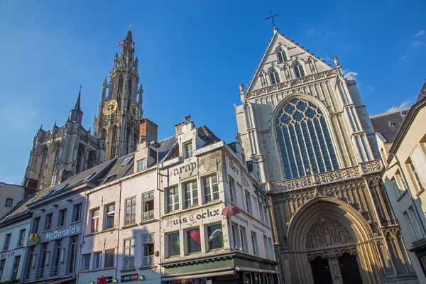 ANTWERP - 4 DE SEPTIEMBRE: Fachada sur de la catedral de Nuestra Señora el 4 de septiembre de 2013 en Amberes, Bélgica — Foto de Stock