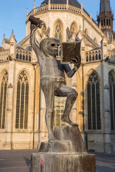 Leuven - brunnen der weisheit oder "fonske" ist eine statue als symbol für studenten leben des bildhauers ist jef claerhout und St. peters kathedrale im hintergrund — Stockfoto