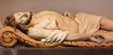 Mechelen - 4 Eylül: mezar üzerinde 4 Ekim 2013 yılında mechelen, Belçika onze-lieve-vrouw-va n-hanswijkbasiliek Kilisesi İsa heykeli.