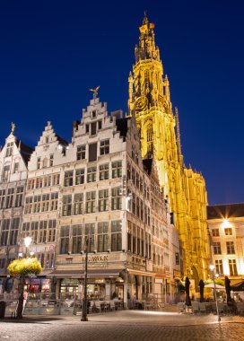 Antwerp, Belçika - 4 Eylül: towers Katedrali'nin bizim bayanın sabah alacakaranlıkta ve grote Markt 4 Ekim 2013 tarihinde Antwerp, Belçika