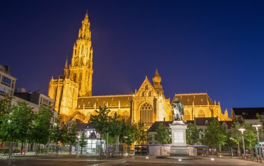 Antwerp - 4 Eylül: Güney cephe Katedrali'nin bizim bayanın içinde sabah alacakaranlıkta ve rubens memorial 4 Ekim 2013 tarihinde Antwerp, Belçika