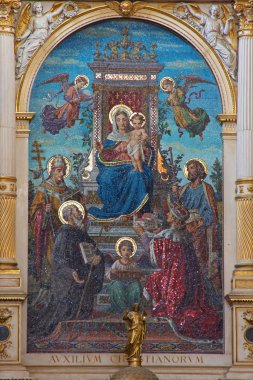 Viyana - 3 Temmuz: schottenkirche madonna'nın mozaik michael riese from (1883-1889) tarafından fundator ile cam henri jasomirgott, Aziz benedict, Papa gregory ve st. jacob 3 Temmuz 2013 tarihinde Viyana.