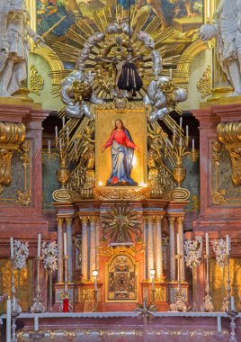 Viyana - 3 Temmuz: Ana sunak Barok st. peter kilise ya da 3 Temmuz 2013 tarihinde antonio galli da bibiena und martino altomonte (sunak boya) by peterskirche, Viyana.