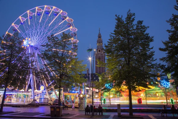 LEUVEN - SEPTEMBRIE 3: Parc de distracții pe Ladeuzeplein Monseigneur - piață în amurg de seară pe 3 septembrie 2013 în Leuven, Belgia . — Fotografie, imagine de stoc