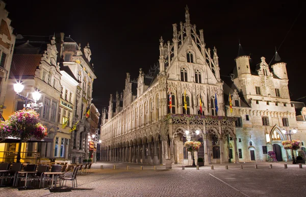 MECHELEN - SEPTEMBER 4: Grote markt and town hall at night on September 4, 2013 in Mechelen, Belgium. — Stock Photo, Image