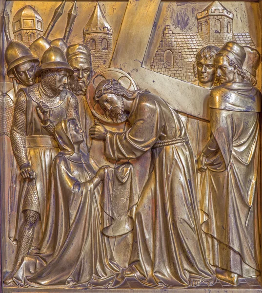 ANTWERP, BÉLGICA - 5 DE SEPTIEMBRE: Jesús y su madre en el camino de la cruz. Relieve metálico de Joriskerk o de la iglesia de San Jorge el 5 de septiembre de 2013 en Amberes, Bélgica —  Fotos de Stock