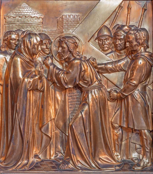 ANTWERP, BÉLGICA - 5 DE SEPTIEMBRE: Jesús y su madre en el camino de la cruz. Relieve metálico de Joriskerk o de la iglesia de San Jorge el 5 de septiembre de 2013 en Amberes, Bélgica —  Fotos de Stock