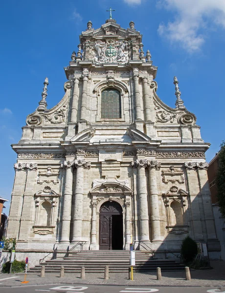 Leuven, Belgie - 3. září: barokní fasáda kostela st. michaels (michelskerk) v 3 září 2013 v leuven, Belgie. — Stock fotografie