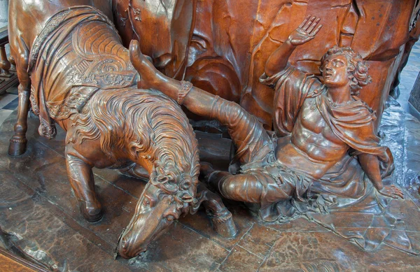 LEUVEN, BELGIUM - SEPTEMBER 3: Carved sculpture of Conversion of St. Paul in St. Peters cathedral on September 3, 2013 in Antwerp, Belgium — стоковое фото