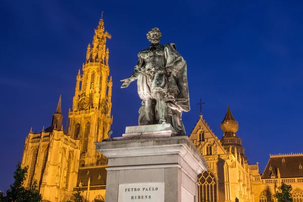 Antwerp - Statue of painter P. P. Rubens and tower of cathedral by Willem Geefs (1805-1883) in dusk — Stock Photo, Image