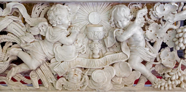 ANTWERP, BELGIUM - SEPTEMBER 5: Baroque relief in marble. Obeisance of antels for eucharist in St. Jacobs church (Jacobskerk) on September 5, 2013 in Antwerp, Belgium — Stock Photo, Image