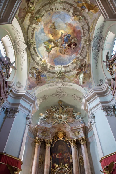 VIENNA - JULY 27: Cupola and altar of Baroque church Maria Treu. Church was build between years 1698 bis 1719 by plans of architect Lukas von Hildebrandt on July 27, 2013 Vienna. — Stock Photo, Image