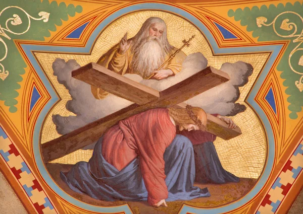 VIENNA - JULY 27: Fresco of Jesus under corss og Gud Fader fra 19. cent. i Altlerchenfelder kirke 27. juli 2013 i Wien . – stockfoto