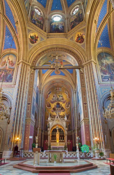 Wien - 27. juli: presbyterium und altar der altlerchenfelder kirche mit vielen fresken heilig im jahr 1861 am 27. juli 2013 wien. — Stockfoto