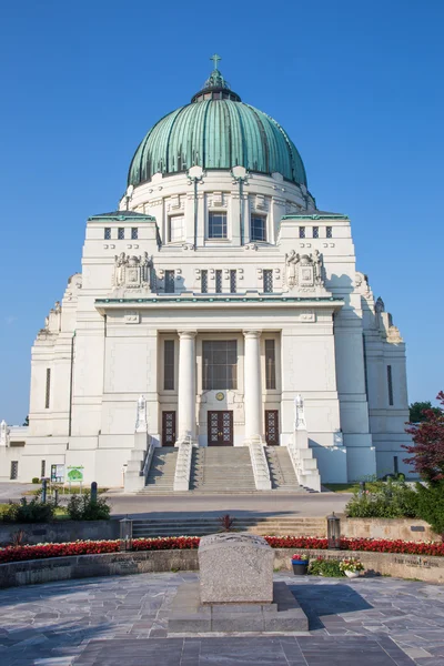 Bécs - karl legkifinomultabb egyház központi temető — Stock Fotó