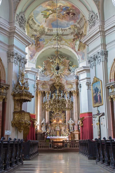 VIENNA - JULY 27: Main nave of Baroque church Maria Treu. Church was build between years 1698 bis 1719 by plans of architect Lukas von Hildebrandt on July 27, 2013 Vienna. — Stock Photo, Image