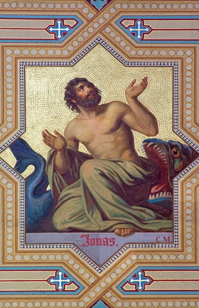 VIENNA - 27: Fresco of Prophet Jonah karya Carl Mayer dari 19. cent. di gereja Altlerchenfelder pada 27 Juli 2013 di Wina . — Stok Foto