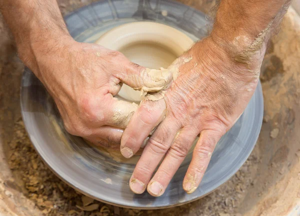 Potter munkahelyi kezében — Stock Fotó