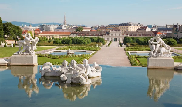 Vienna - Fontana del Palazzo Belvedere al mattino e la città — Foto Stock