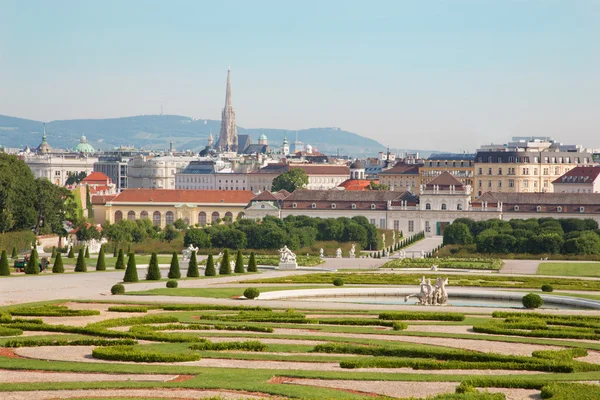 Wien - trädgårdar i Belvederepalatset i morgon och staden — Stockfoto