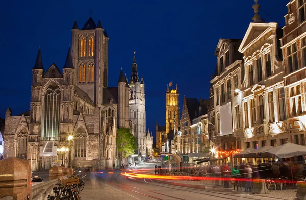 Gent - kijken vanuit saint michaels bridge naar nichlas kerk en gemeentehuis in avond op 24 juni 2012 in gent, België. — Stockfoto