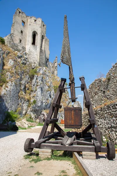 Becov kasteel - Slowakije - Oosten gevel van de kapel — Stockfoto