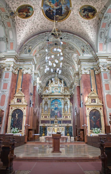 VIENNA - JULY 3: Main altar of Schottenkirche by Heinrich Ferstel with glass mosaic Madonna by Michael Riese on July 3, 2013 Vienna. — Stock Photo, Image