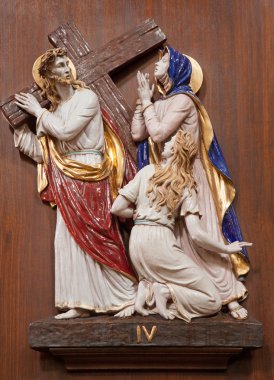 Verona - 28 Ocak: İsa'nın ve annesinin çarmıha gerilmiş bir yol. bir seramik parçası çapraz şekilde st. nicholas Kilisesi (chiesa di san nicolo) 28 Ocak 2013 tarihinde, verona, İtalya.