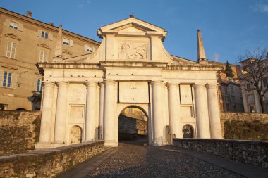 Bergamo - san giacomo gate - porta san giacomo sabah ışık