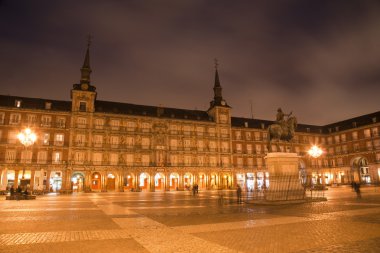 Madrid - 9 Mart: plaza mayor'sabah akşam 9 Mart 2013 İspanya philips III ve casa de la panaderia heykeli ile.