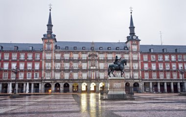 Madrid - 9 Mart: plaza mayor'gün ışığına philips III ve casa de la panaderia 9 Mart 2013 İspanya heykeli ile.