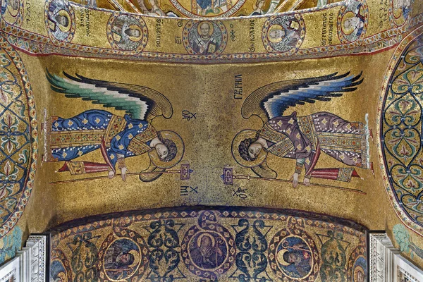 PALERMO - 8 DE ABRIL: Mosaico del Arcángel Miguel y Gabriel desde el techo en la Iglesia de Santa Maria dell 'Ammiraglio o La Martorana desde el 12. céntimo. el 8 de abril de 2013 en Palermo, Italia . —  Fotos de Stock