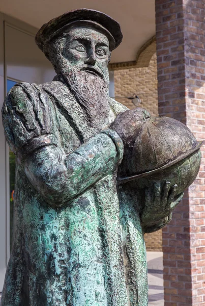 LEUVEN - 3 DE SEPTIEMBRE: Conmemoración de bronce de la caricatura Mercator (1512 - 1594) del artista Raoul Biront e inaugurada en 2001 el 3 de septiembre de 2013 Lovaina, Bélgica . — Foto de Stock