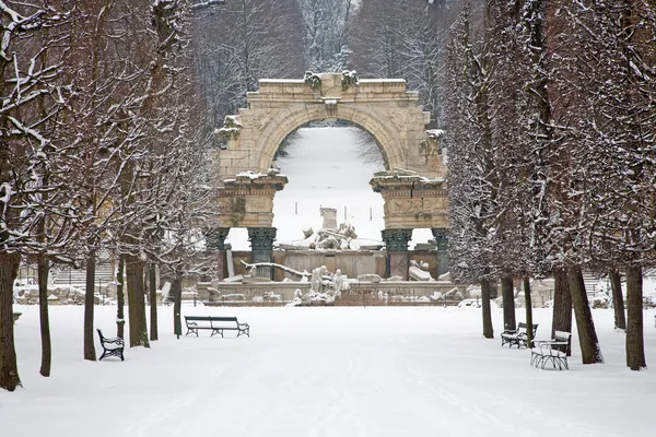 VIENNA - JANUARY 15: Ruins in gardens of Schonbrunn palace in winter. Building was designed by the architect Johann Ferdinand Hetzendorf von Hohenberg on January 15, 2013 in Vienna. — Stock Photo, Image