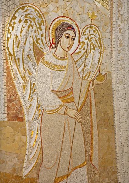 MADRID - MARÇO 10: Mosaico moderno de anjo por pater Rupnik de Capilla del Santisimo na catedral de Almudena em 10 de março de 2013 na Espanha . — Fotografia de Stock